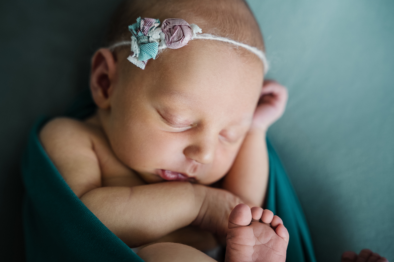 Schlafendes Baby mit Haarband – Babyfotografie Koblenz