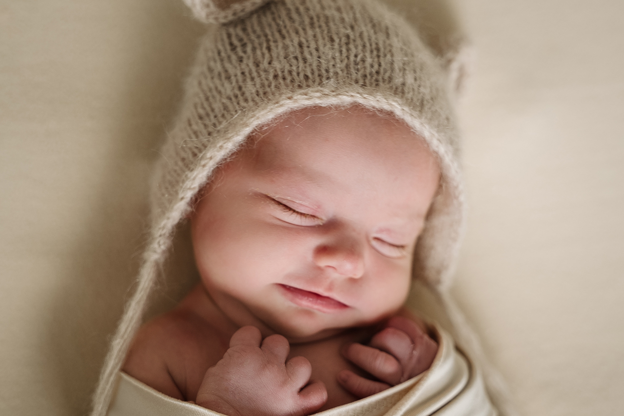 Schlafendes Baby mit gestrickter Mütze – Babyfotograf Vallenda