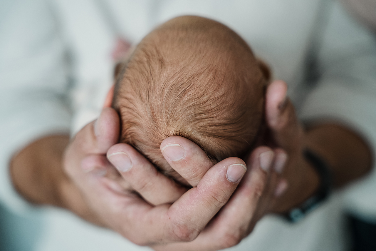 Neugeborenes Baby in den Händen der Eltern – Authentische Babyfotografie Vallendar