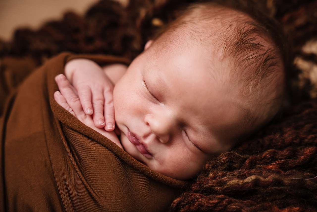 Schlafendes Baby in neutralen Tönen – Fotograf Koblenz