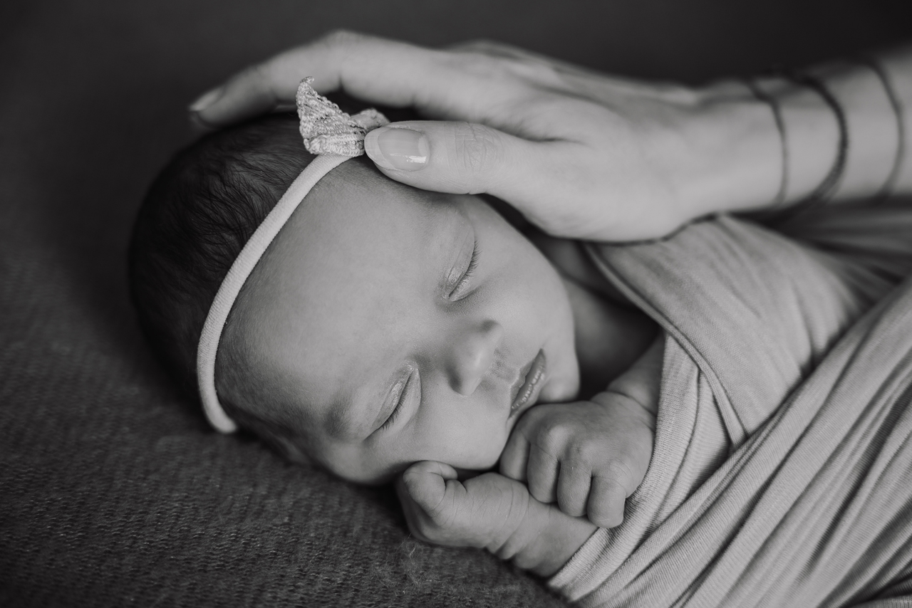 Neugeborenes Baby in Mama's Armen – Familienfotografie Koblenz