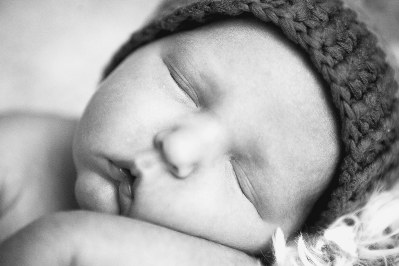 Babyfotografie in schwarz-weiß